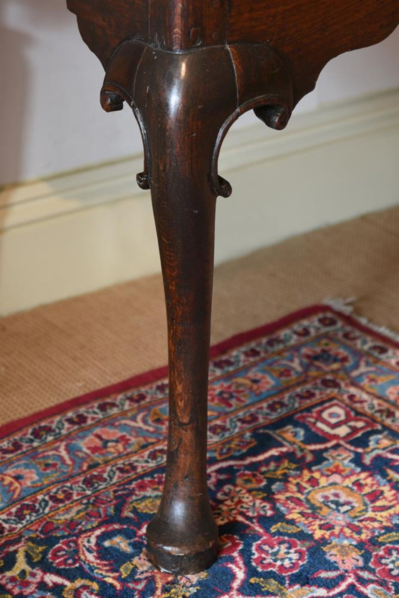 AN OAK AND CROSSBANDED SIDE TABLE, SECOND QUARTER 18TH CENTURY - Bild 3 aus 3