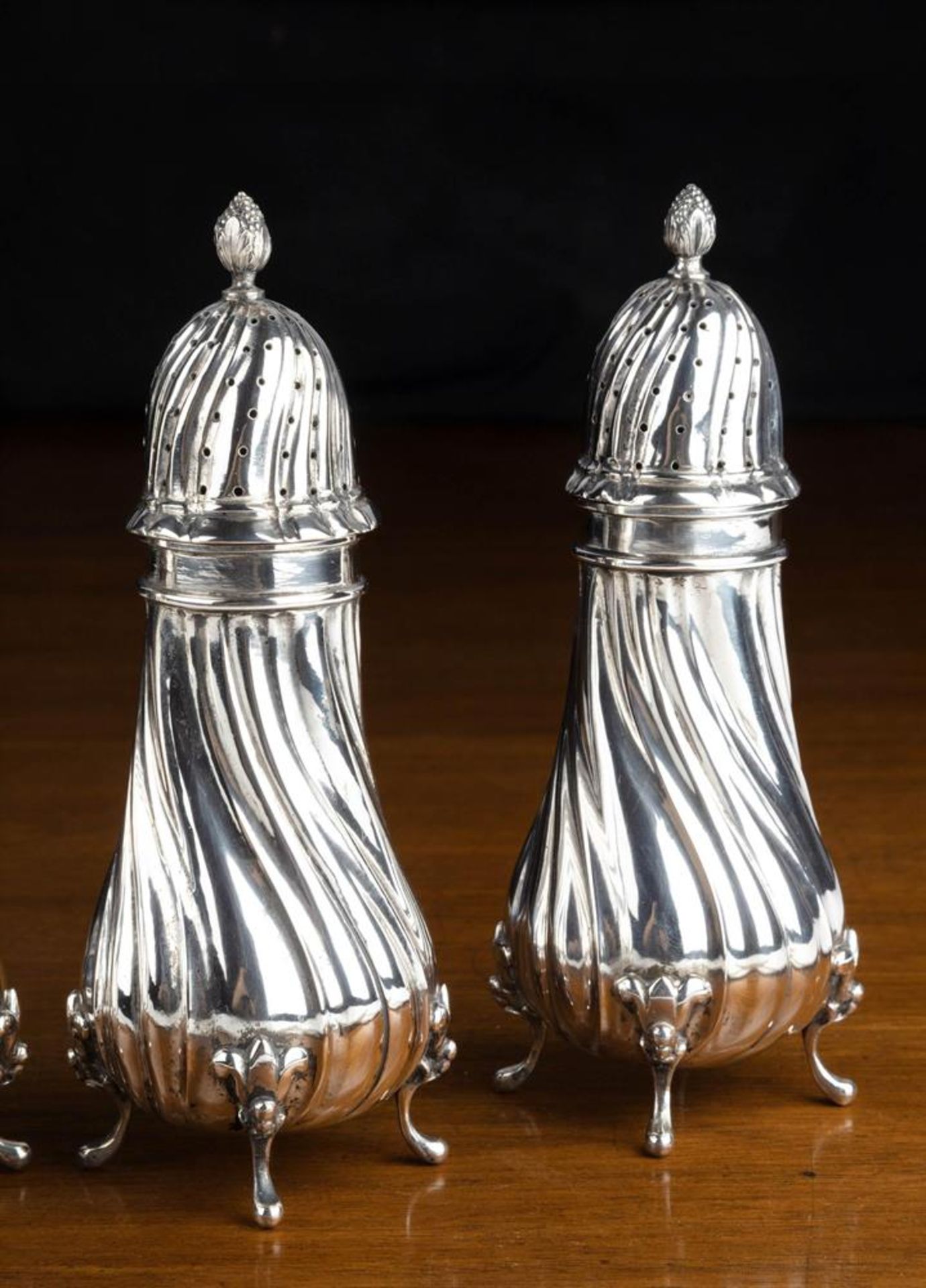 A MATCHED SET OF 6 CONTINENTAL SILVER COLOURED SUGAR CASTERS, 19TH CENTURY - Bild 3 aus 13