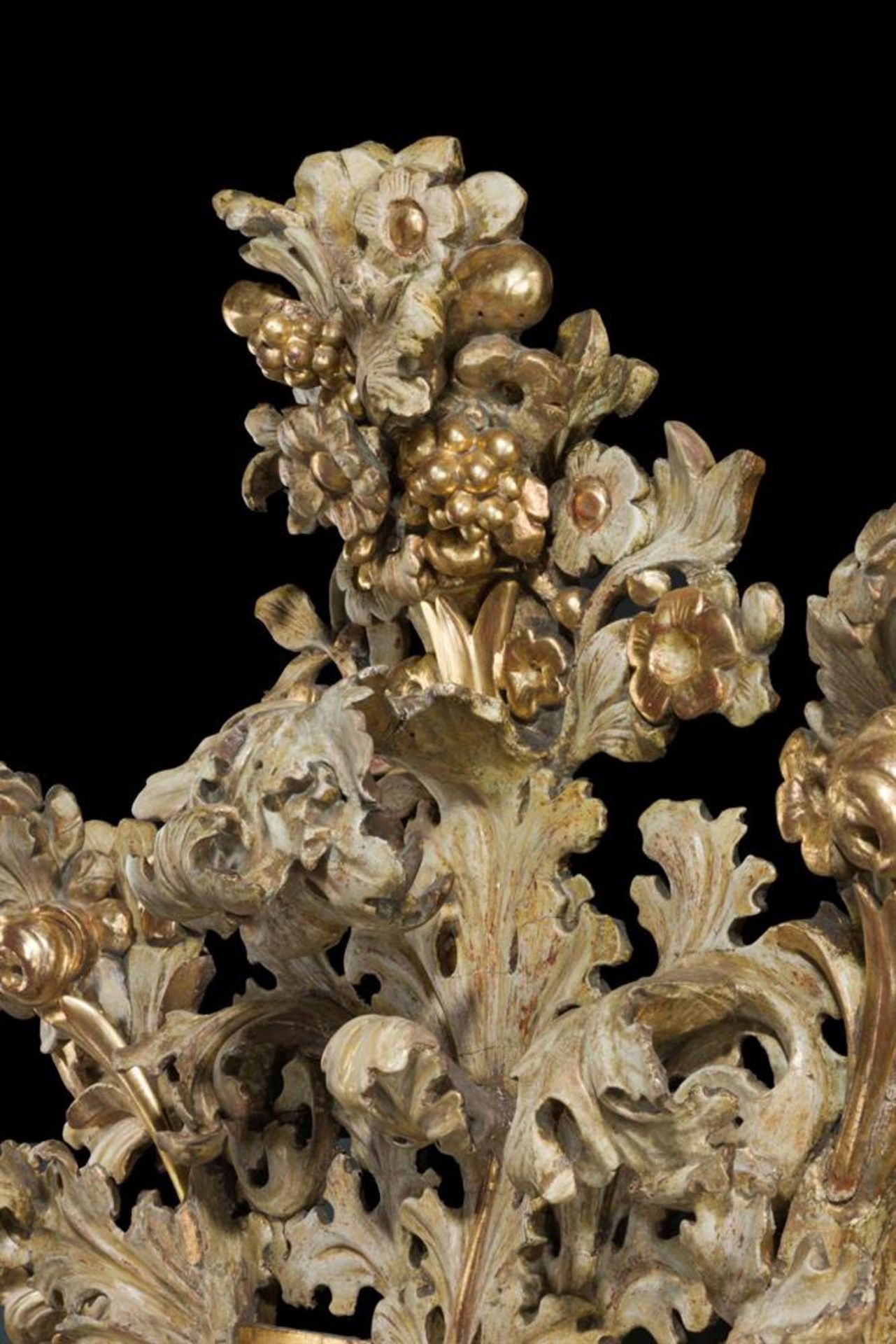 A LARGE CARVED GILTWOOD WALL MIRROR, MID 18TH CENTURY - Image 3 of 4