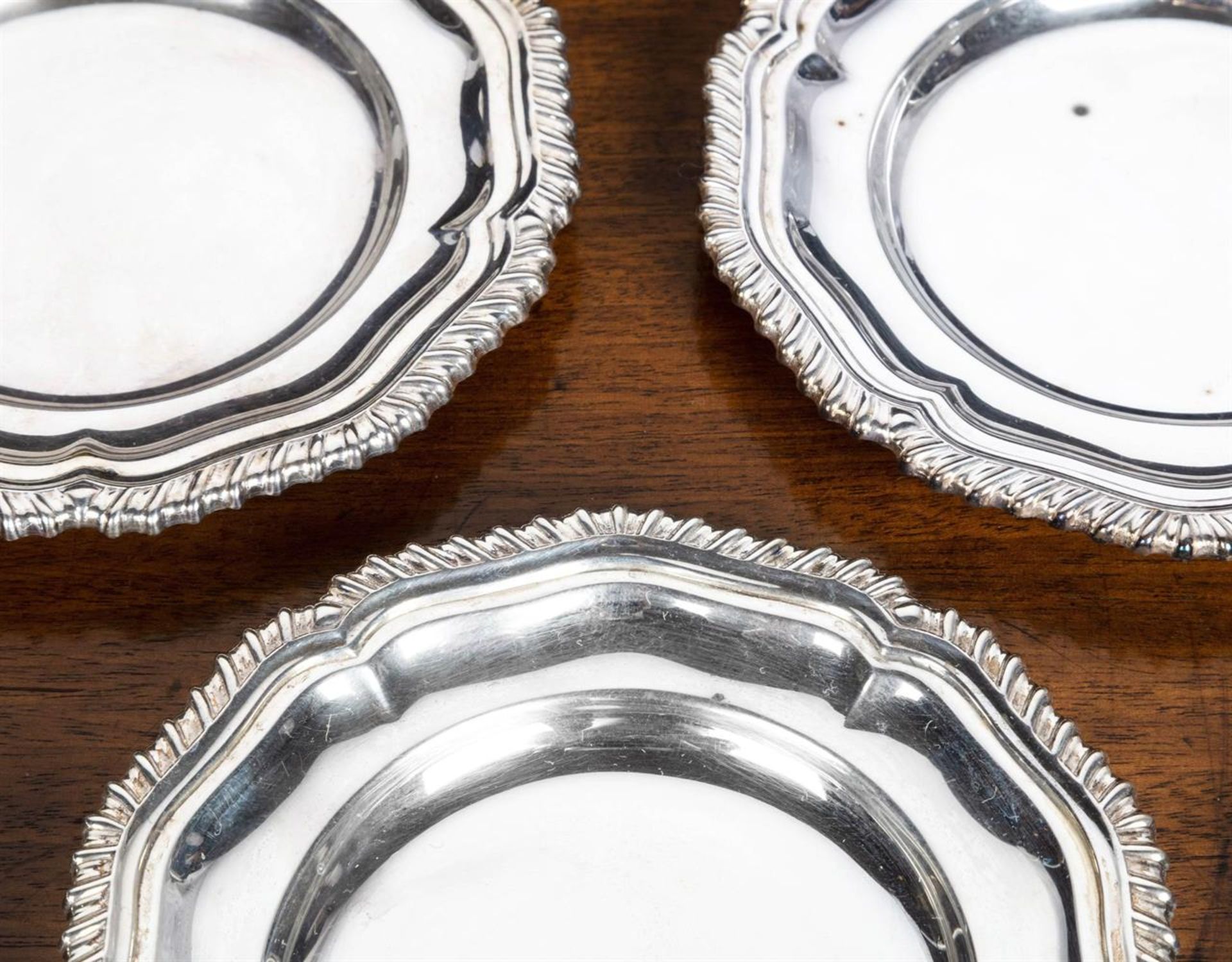 A SET OF TEN SILVER DISHES AND TWELVE STANDS, NAT LESLIE LTD., LONDON 1966 - Bild 2 aus 6