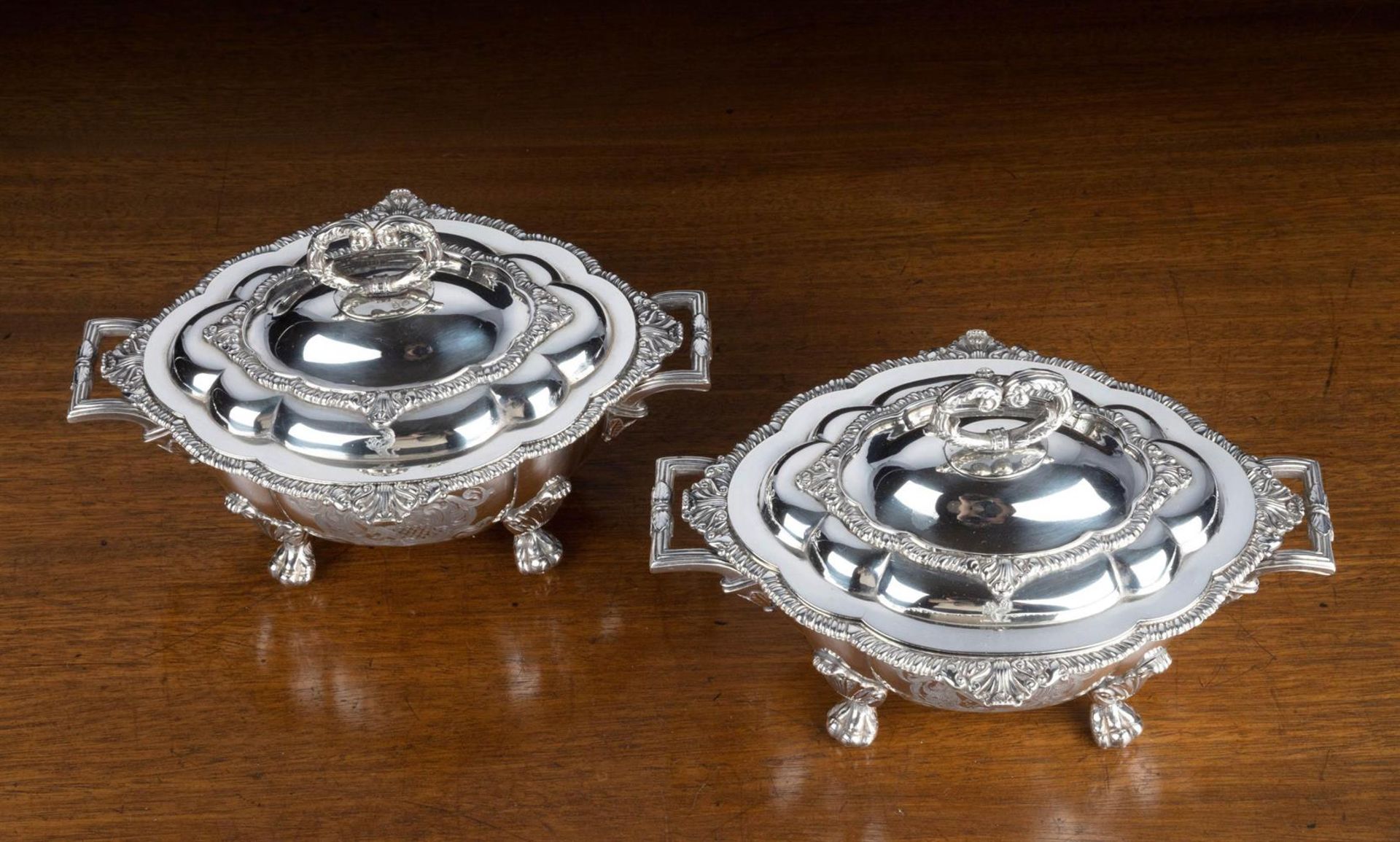 A PAIR OF GEORGE IV SILVER SAUCE TUREENS AND COVERS, ROBERT HENNELL, LONDON 1817 - Bild 3 aus 8
