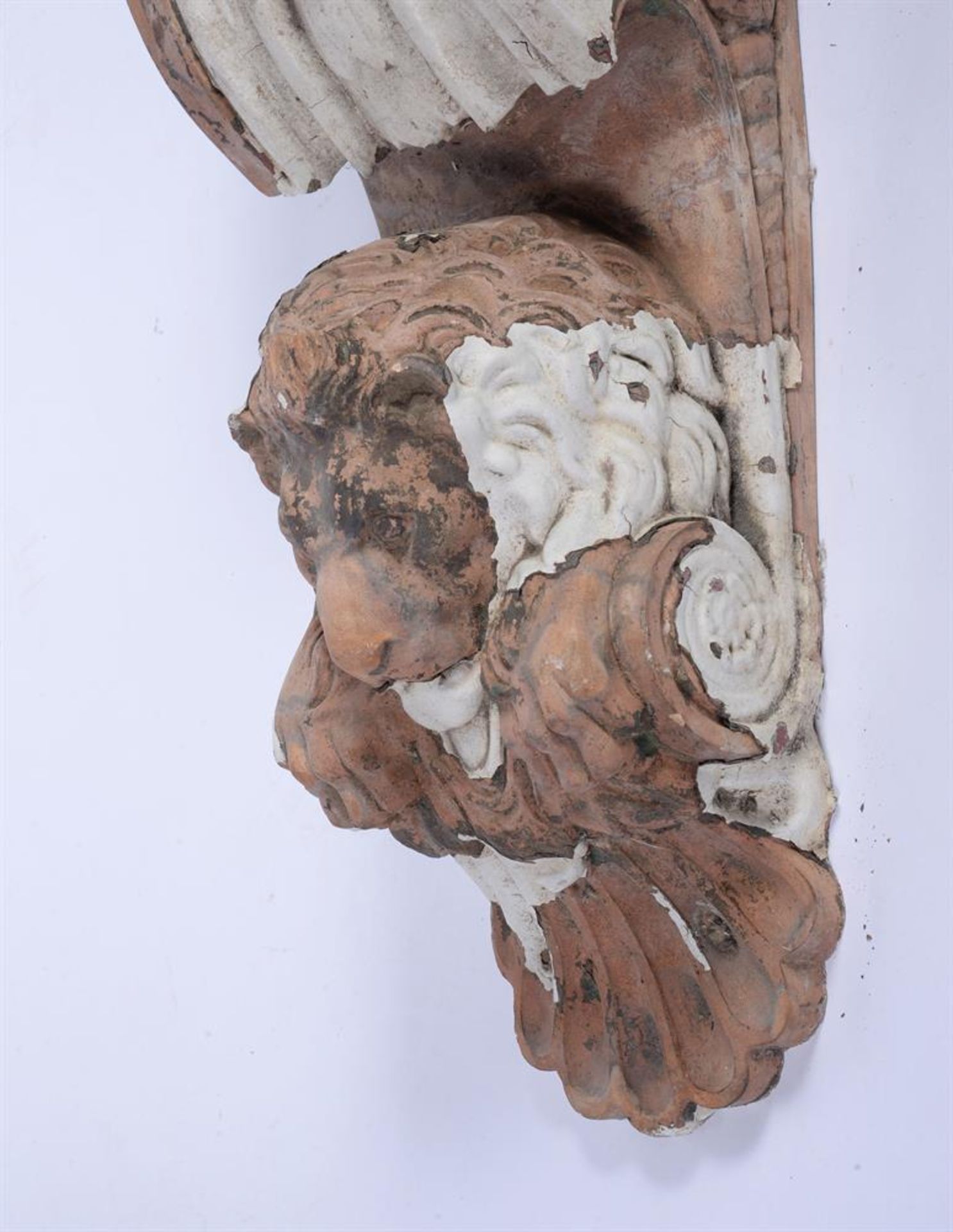 A PAIR OF PAINTED TERRACOTTA WALL CORBELS, IN THE NEOCLASSICAL TASTE, 20TH CENTURY - Bild 2 aus 3