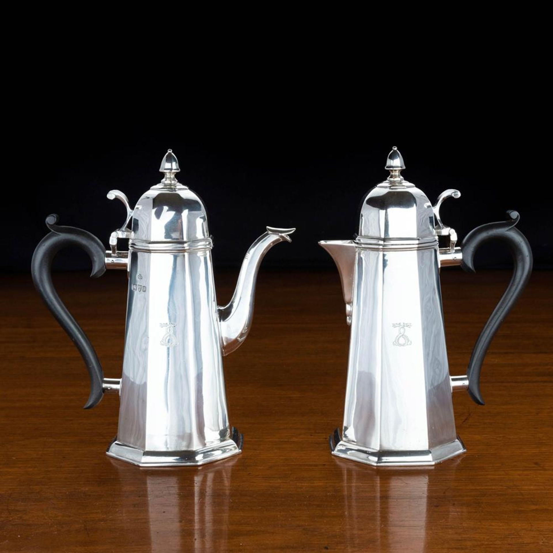 A QUEEN ANNE STYLE SILVER COFFEE POT AND HOT WATER JUGJAY, RICHARD ATTENBOROUGH CO LTD, CHESTER 1924 - Bild 2 aus 12