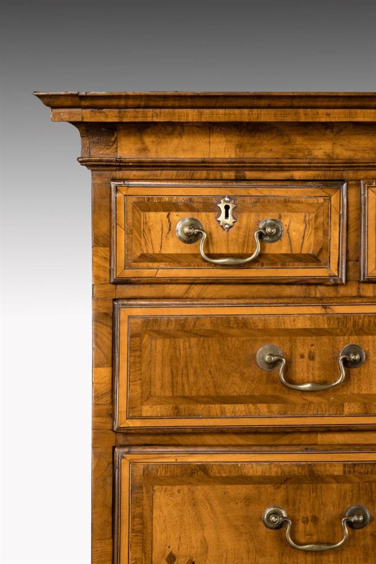 A GEORGE III WALNUT AND FRUIT WOOD CROSSBANDED CHEST ON CHEST, CIRCA 1780 - Bild 4 aus 4