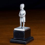 A GEORGE VI SILVER FIGURE OF A SCOTTISH BLACK WATCH INFANTRY SOLDIER