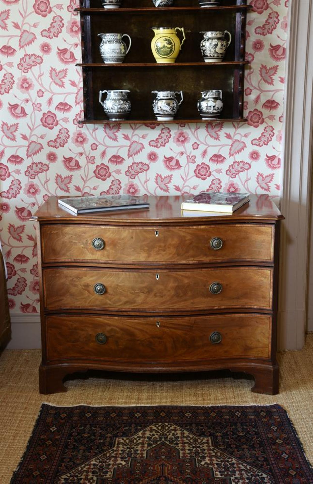 Y A GEORGE III MAHOGANY AND LINE INLAID SERPENTINE FRONTED COMMODE, CIRCA 1775