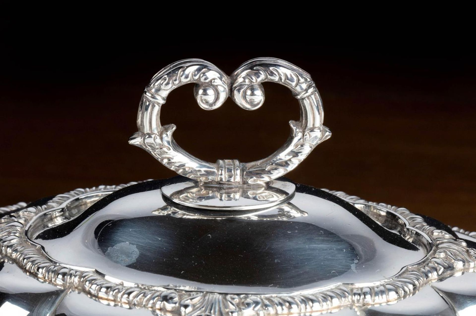 A PAIR OF GEORGE IV SILVER SAUCE TUREENS AND COVERS, ROBERT HENNELL, LONDON 1817 - Bild 6 aus 8