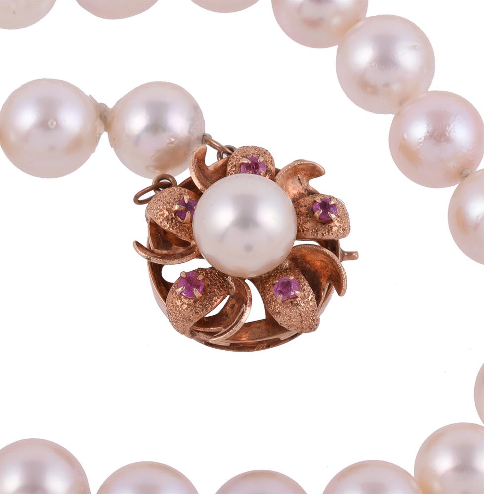 A CULTURED PEARL NECKLACE AND BRACELET - Image 2 of 3