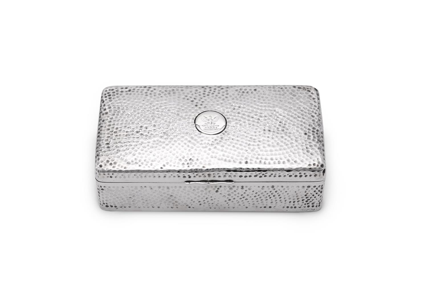 A VICTORIAN SILVER HAMMERED RECTANGULAR CIGARETTE BOX - Bild 2 aus 3