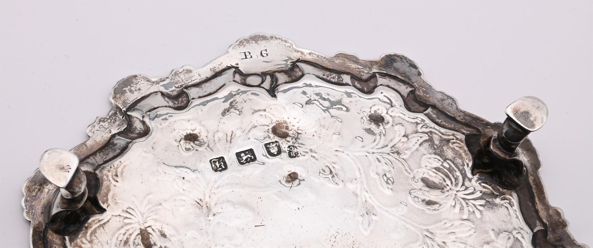 A GEORGE III SILVER SHAPED CIRCULAR SALVER - Image 4 of 4