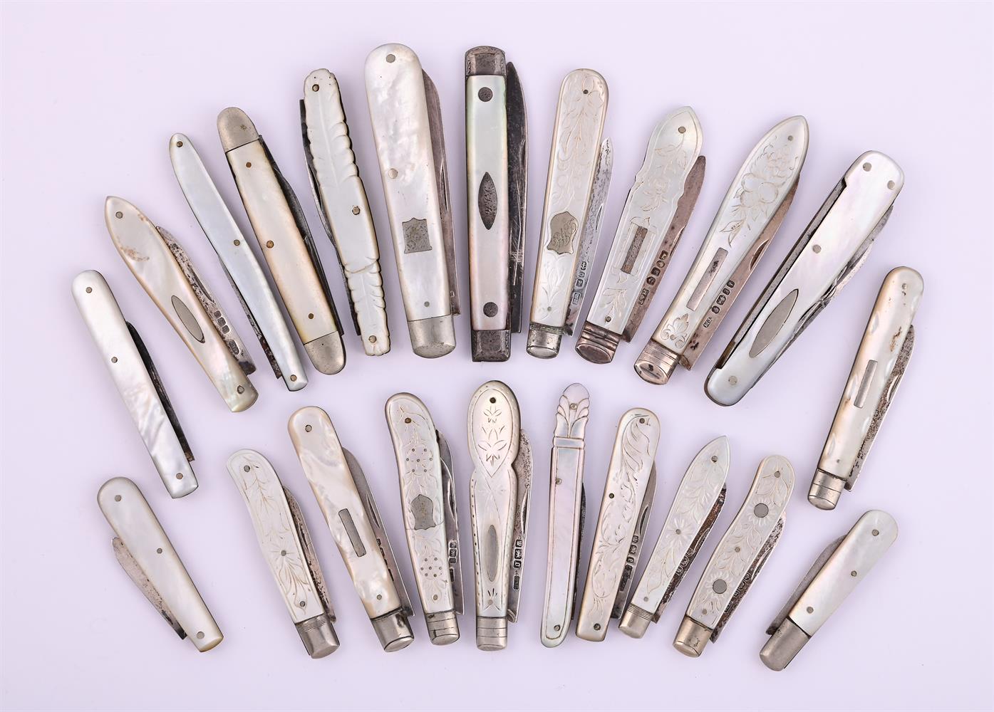 Y A COLLECTION OF MOTHER OF PEARL HANDLED PENKNIVES