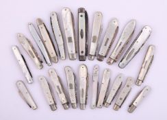 Y A COLLECTION OF MOTHER OF PEARL HANDLED PENKNIVES