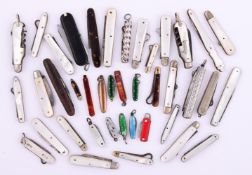 Y A COLLECTION OF PEN KNIVES AND BUTTON HOOKS