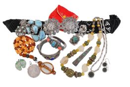 Y A COLLECTION OF SILVER COLOURED JEWELLERY AND OTHER ITEMS