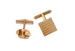 TWO UNMATCHED GOLD CUFFLINKS