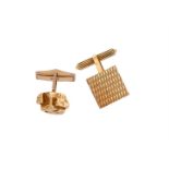 TWO UNMATCHED GOLD CUFFLINKS