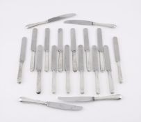 A SET OF EIGHTEEN SILVER COLOURED HANDLED TABLE KNIVES