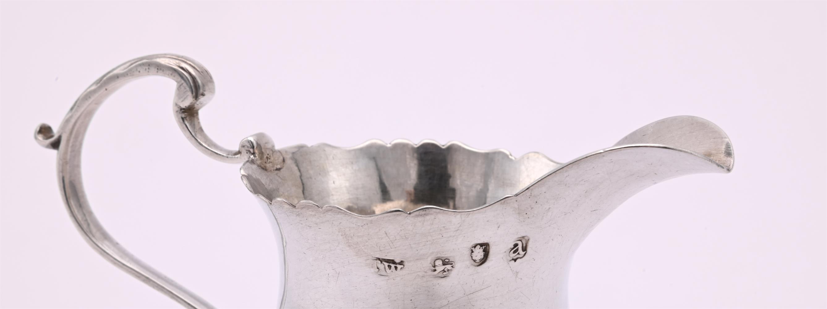 A GEORGE III SILVER CREAM JUG - Bild 3 aus 3