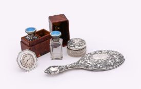 Y A COLLECTION OF SILVER MOUNTED ITEMS