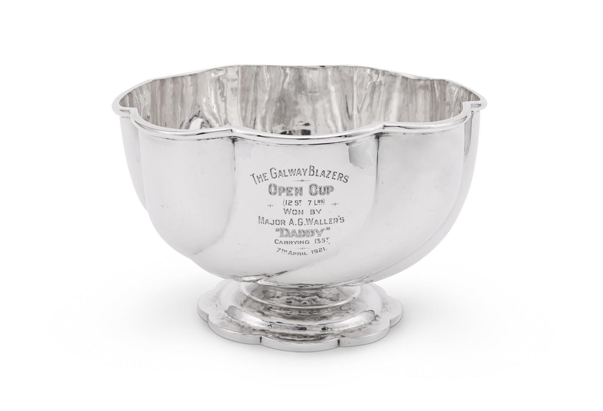 AN EDWARDIAN SILVER SHAPED CIRCULAR ROSE BOWL