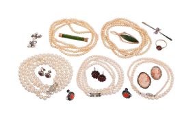 Y A COLLECTION OF JEWELLERY AND COSTUME JEWELLERY ITEMS