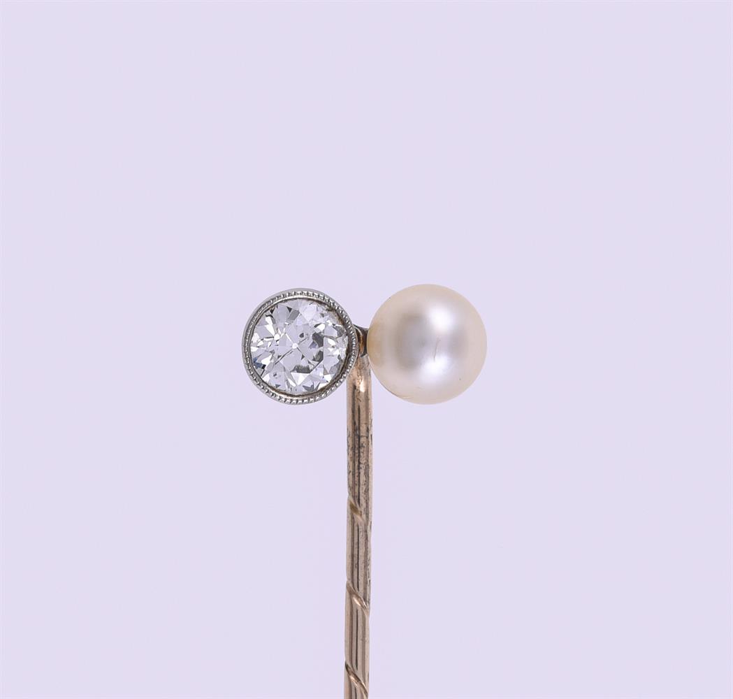 A DIAMOND AND BOUTON PEARL STICK PIN - Bild 2 aus 2