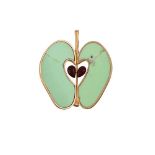 A GREEN HARDSTONE AND HARDSTONE APPLE BROOCH/PENDANT