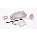 A COLLECTION OF SILVER AND SILVER COLOURED ITEMS