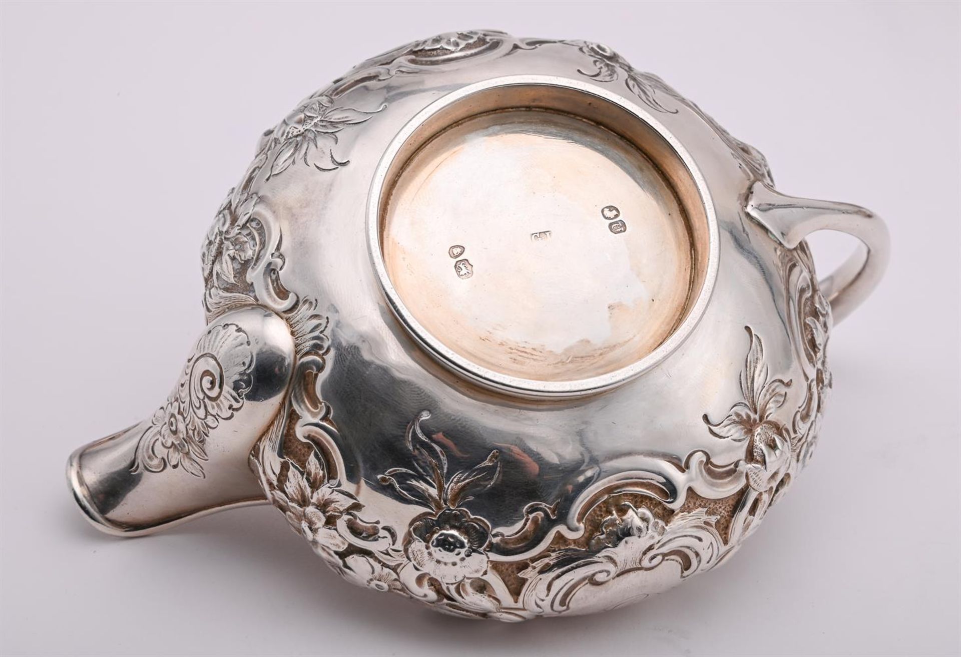 Y A VICTORIAN SILVER COMPRESSED CIRCULAR TEA POT AND CREAM JUG - Image 2 of 2