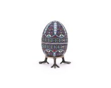 A MID 20TH CENTURY COPY OF A SILVER AND CLOISONNE ENAMEL EGG