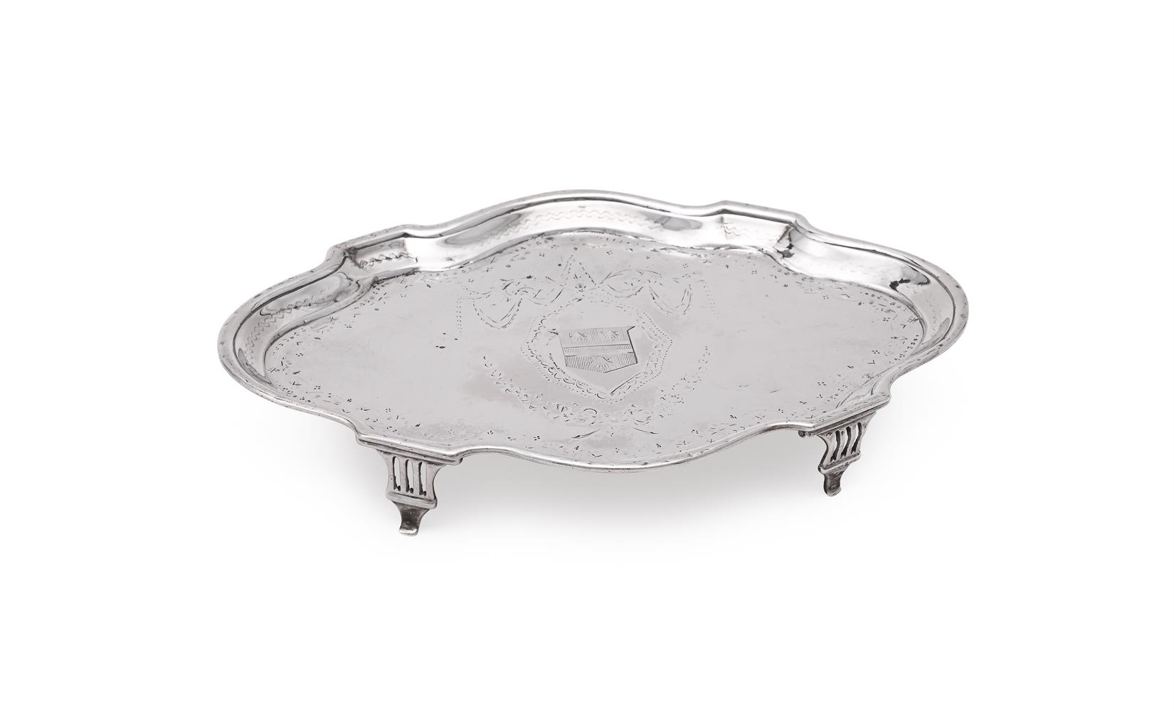 A GEORGE III SILVER SHAPED OVAL TEAPOT STAND - Bild 2 aus 3