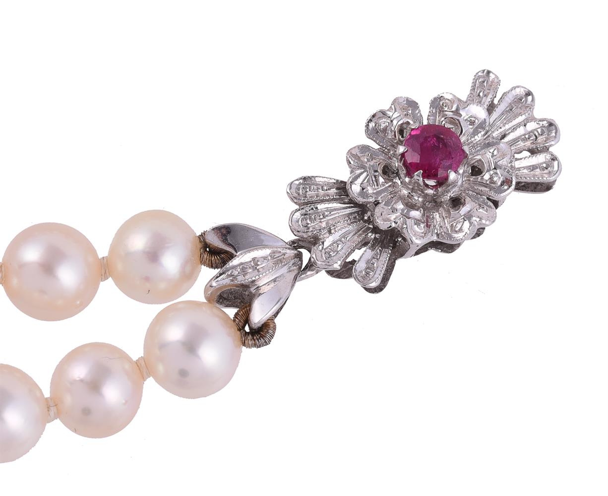 A CULTURED PEARL NECKLACE AND BRACELET - Image 3 of 3