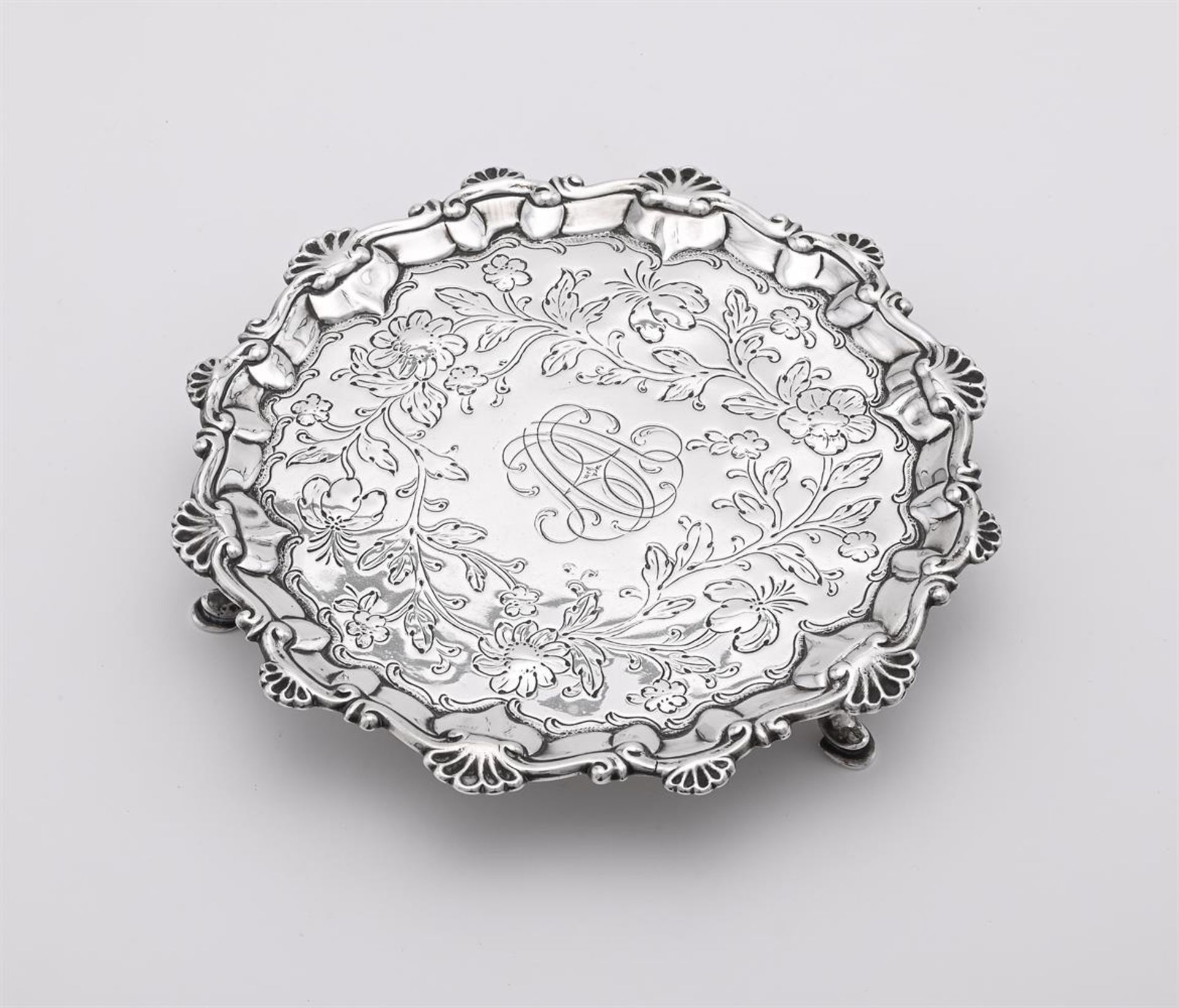 A GEORGE III SILVER SHAPED CIRCULAR SALVER - Image 2 of 4