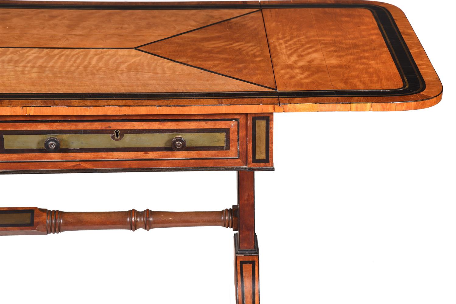 Y A REGENCY SATINWOOD, EBONY AND BRASS INLAID SOFA TABLE, CIRCA 1815 - Image 6 of 7