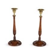 A PAIR OF MAHOGANY AND BRASS MOUNTED CANDLESTICKS, IN THE 18TH CENTURY SCOTTISH MANNER, 20TH CENTURY