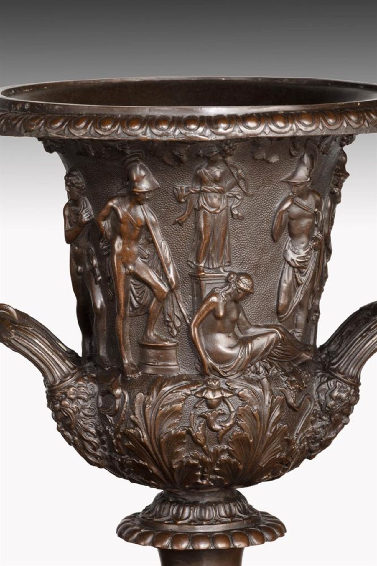 A PAIR OF 'GRAND TOUR' BRONZE MEDICI AND BORGHESE URNS, LATE 19TH CENTURY - Bild 3 aus 4