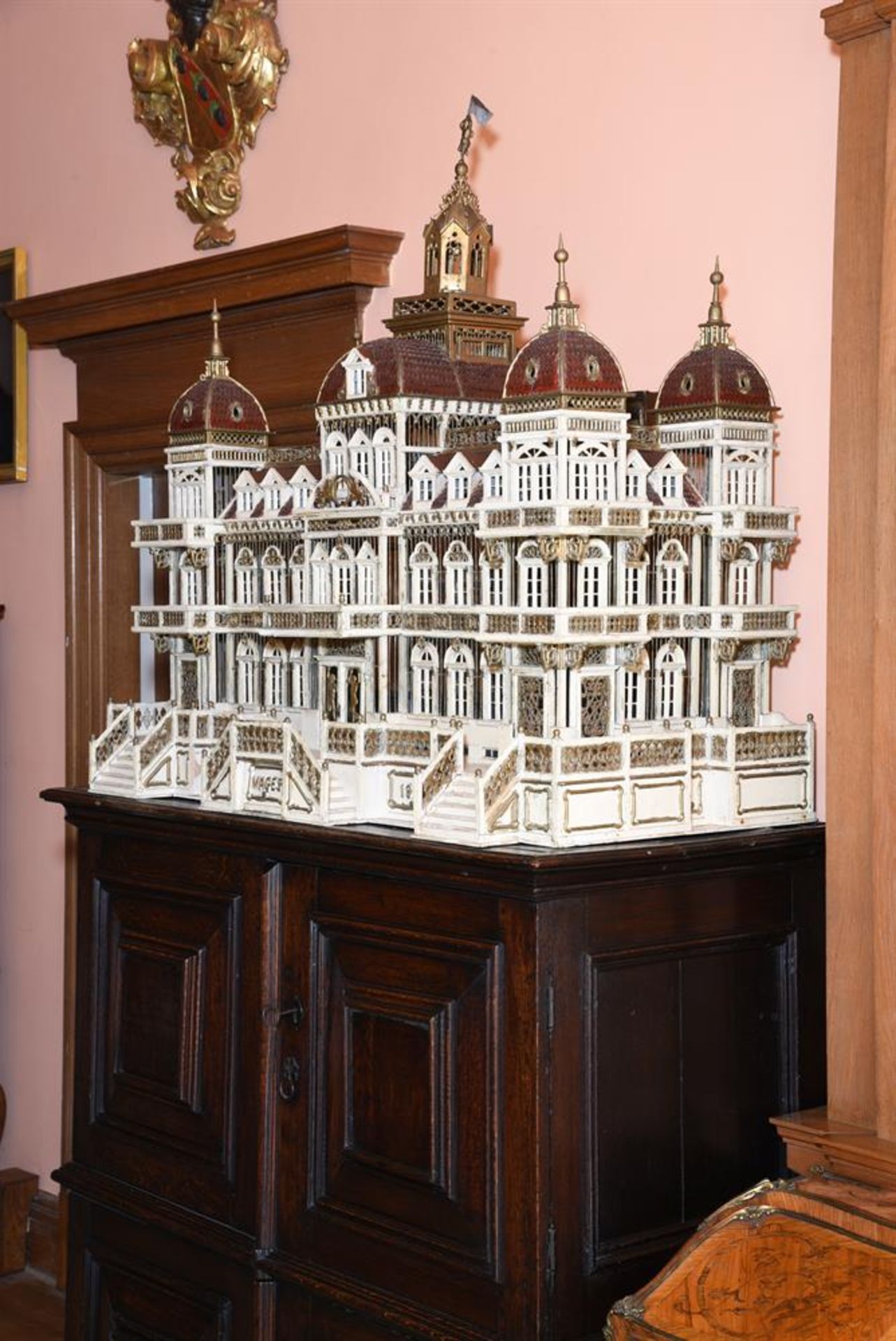 A LARGE AND ORNATE BIRD CAGE IN THE FORM OF A GRAND HOTEL, EARLY 20TH CENTURY - Bild 2 aus 4