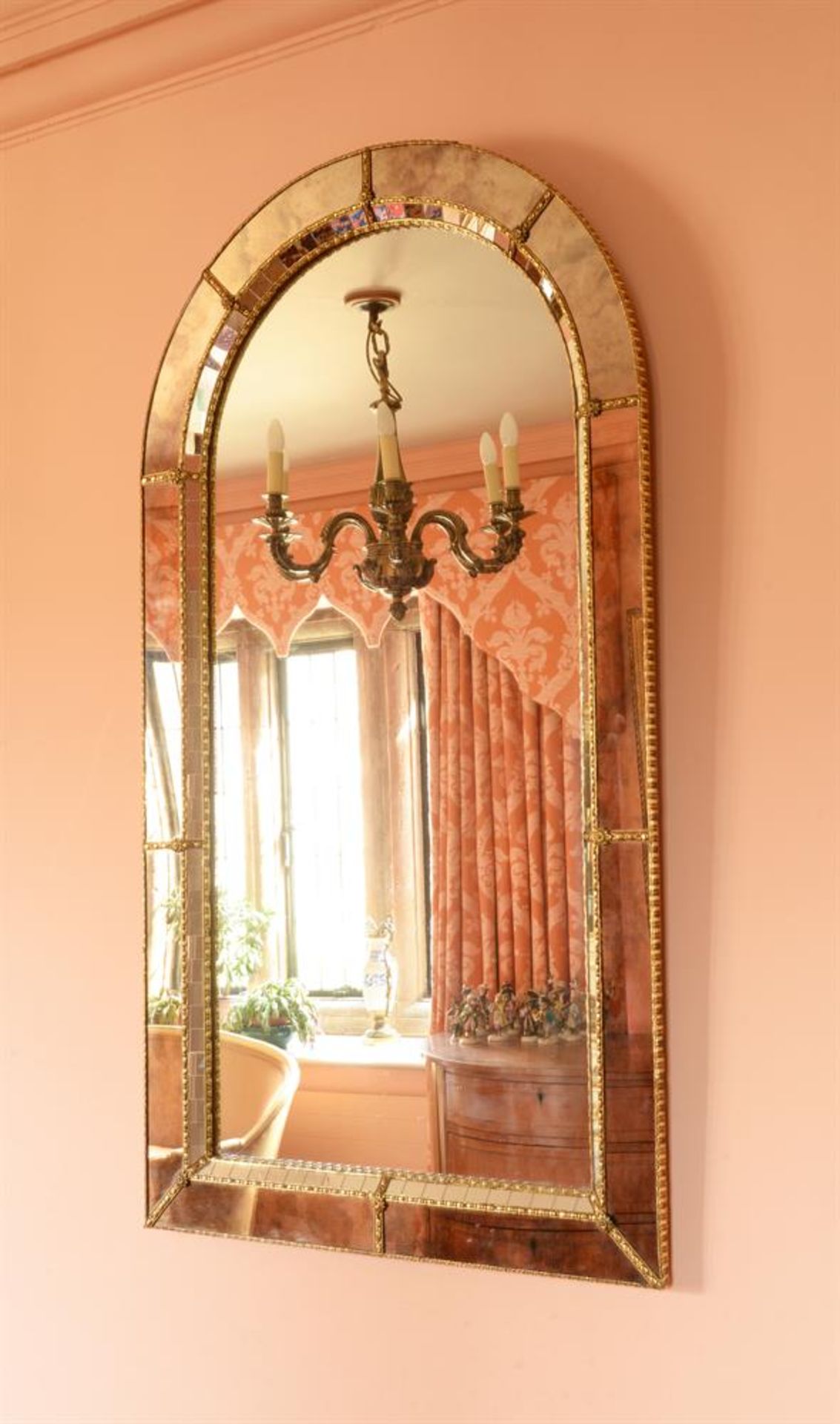 A PAIR OF GILT METAL MOUNTED MIRRORS, IN VENETIAN STYLE, 20TH CENTURY - Bild 3 aus 4