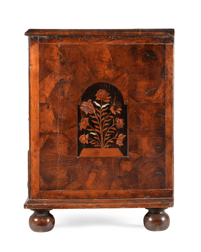 Y A WILLIAM AND MARY WALNUT AND MARQUETRY CHEST OF DRAWERS, CIRCA 1690 - Image 4 of 4