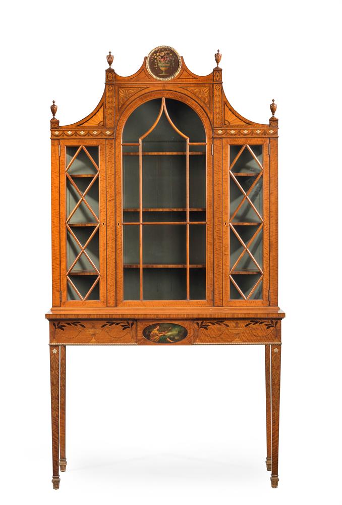 Y AN EDWARDIAN SATINWOOD, MARQUETRY AND POLYCHROME PAINTED DISPLAY CABINET, CIRCA 1905