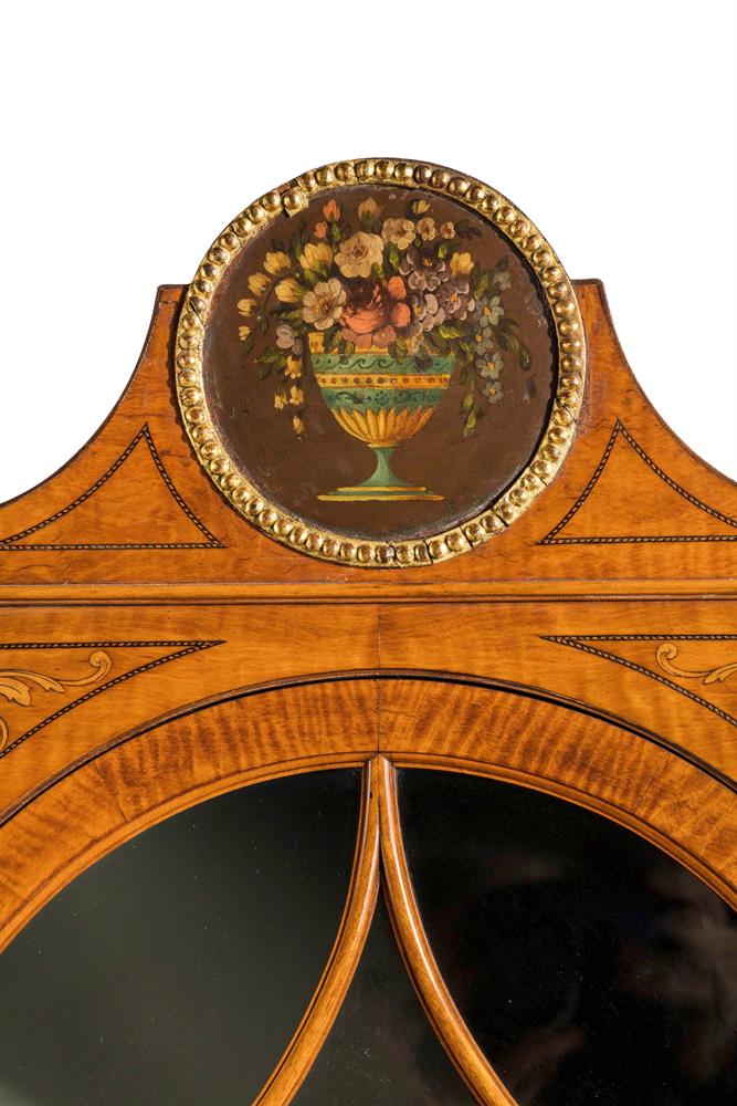 Y AN EDWARDIAN SATINWOOD, MARQUETRY AND POLYCHROME PAINTED DISPLAY CABINET, CIRCA 1905 - Image 3 of 4