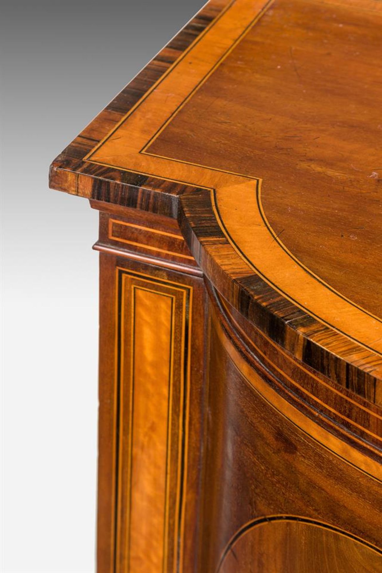 Y AN EDWARDIAN MAHOGANY, SATINWOOD AND ZEBRAWOOD SIDE CABINET, IN GEORGE III STYLE, CIRCA 1905 - Bild 4 aus 4