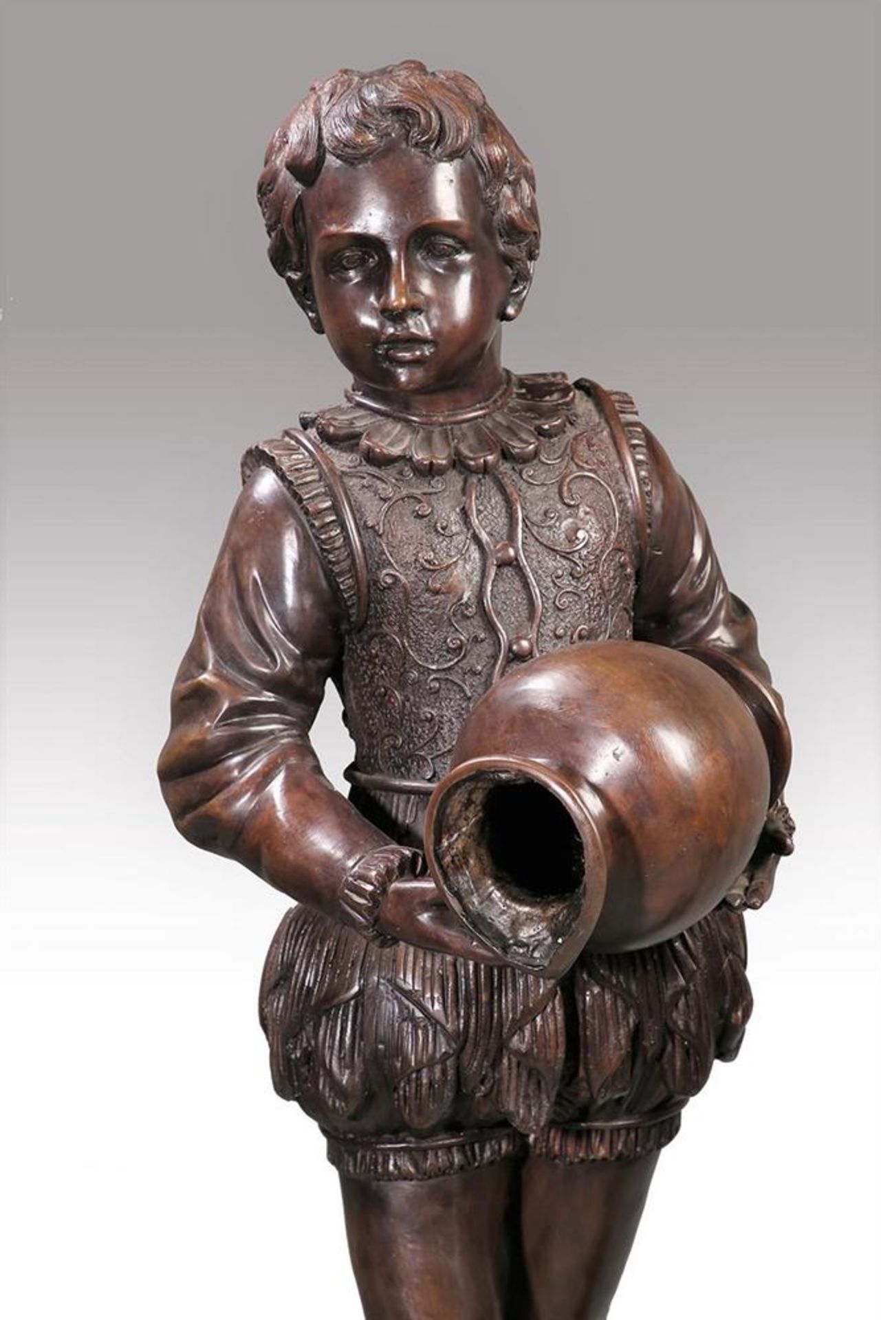 A LARGE PAIR OF BRONZE FIGURES CHILDREN, IN RENAISSANCE STYLE, 20TH CENTURY - Bild 3 aus 5