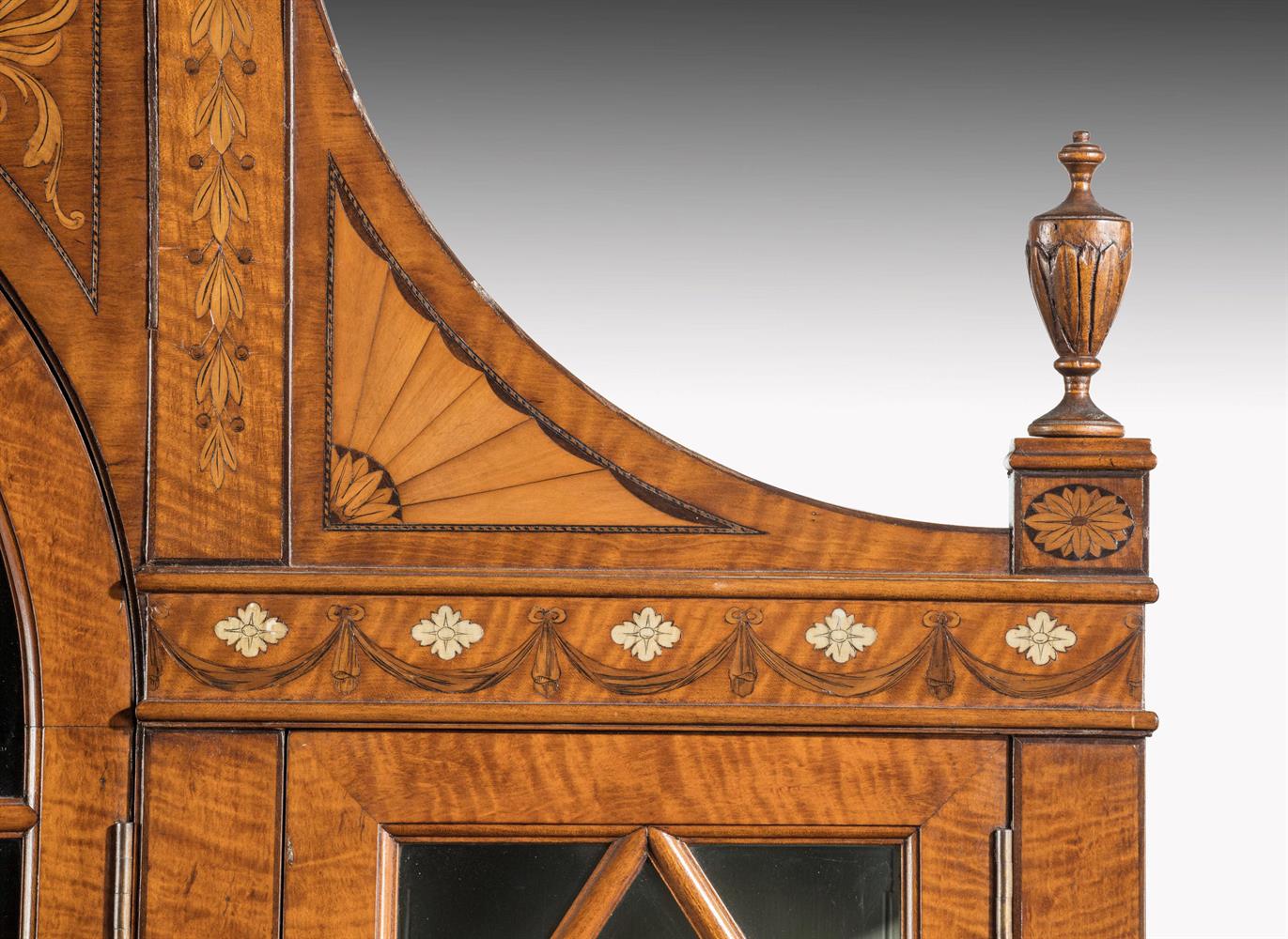Y AN EDWARDIAN SATINWOOD, MARQUETRY AND POLYCHROME PAINTED DISPLAY CABINET, CIRCA 1905 - Image 4 of 4