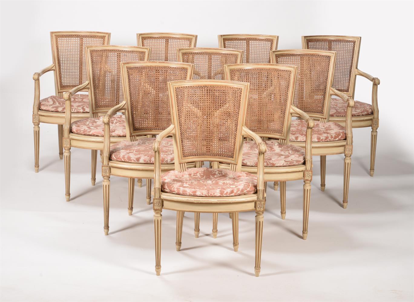 A SET OF TEN PAINTED WOOD DINING CHAIRS IN FRENCH TRANSITIONAL STYLE - Image 4 of 7