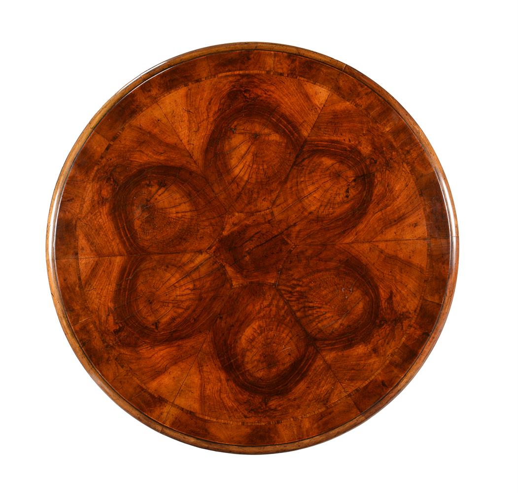 A WALNUT ROUND CENTRE TABLE IN 18TH CENTURY STYLE - Image 2 of 5