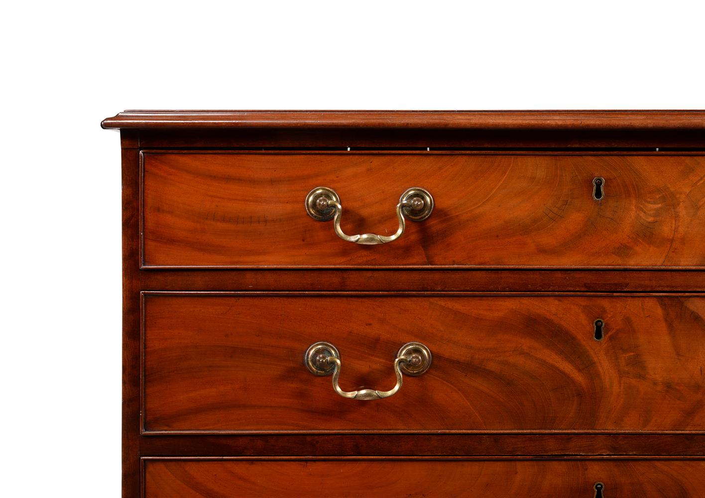 A GEORGE III MAHOGANY CHEST OF DRAWERS - Bild 2 aus 2