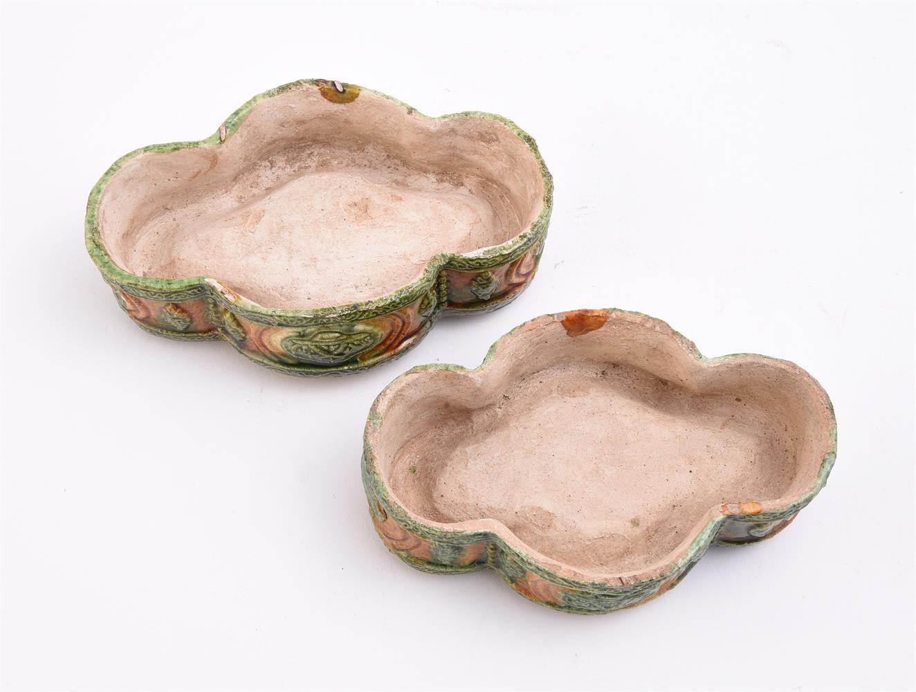 A SET OF TWO SANCAI-GLAZED STACKING QUATRE-LOBED DISHES - Image 5 of 5