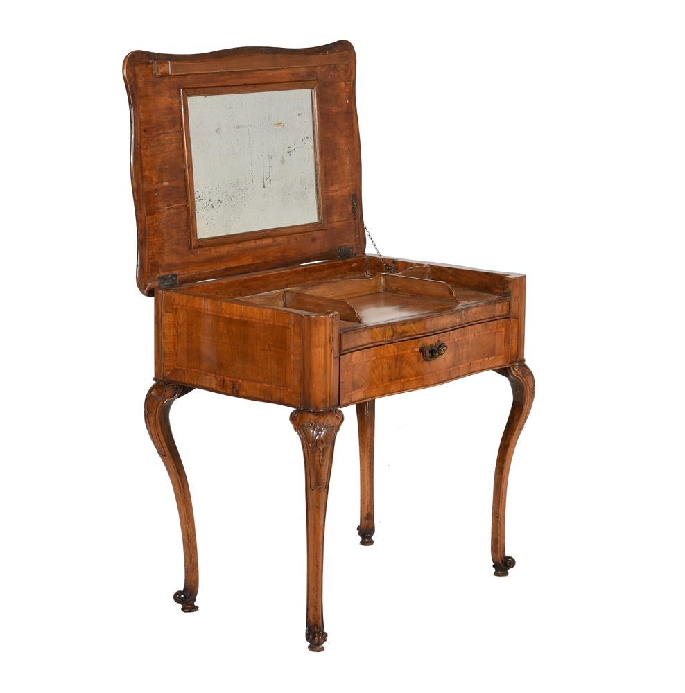 A WALNUT AND CROSSBANDED DRESSING TABLE IN QUEEN ANNE STYLE - Bild 3 aus 6