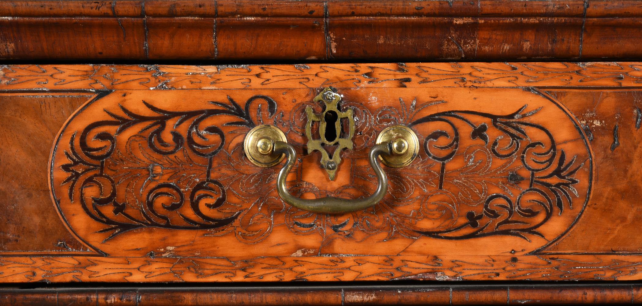 A WALNUT AND INLAID CHEST OF DRAWERS - Bild 4 aus 7